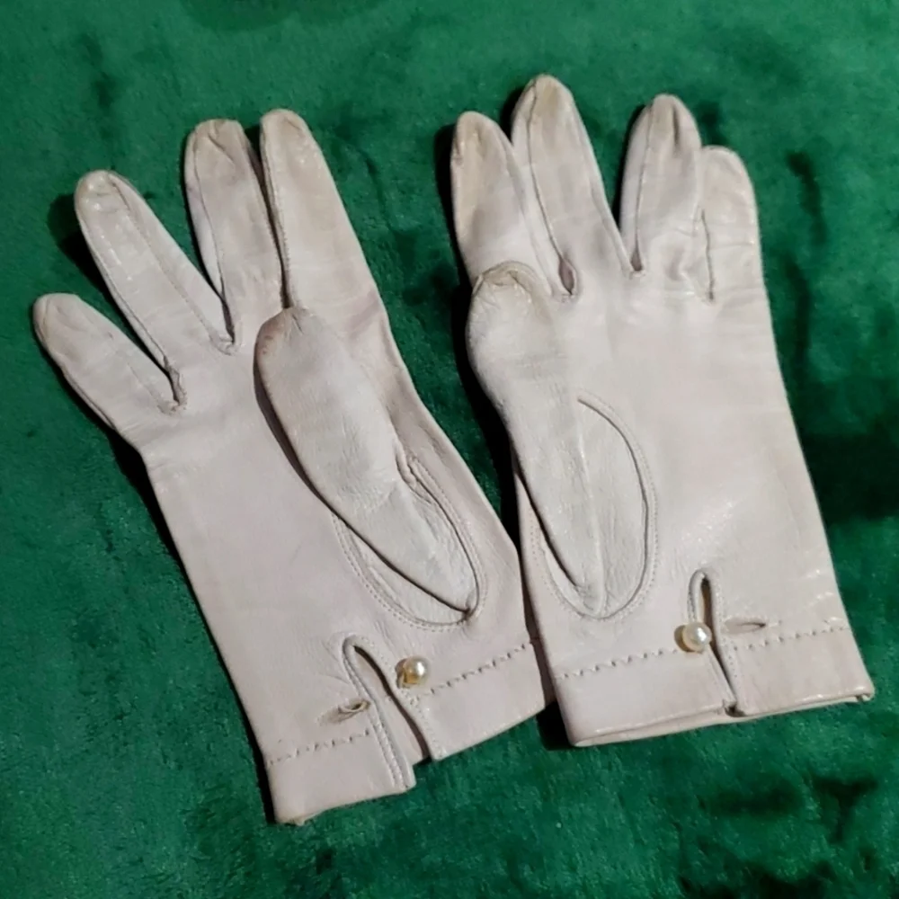 VINTAGE IVORY GLOVES WITH PEARLS